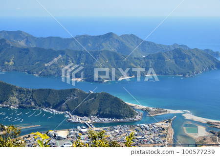 Overlooking the mouths of the Choshi and Funatsu rivers (from the summit of Mt. Takamaru) [Kihoku-cho, Kitamuro-gun, Mie Prefecture] 100577239