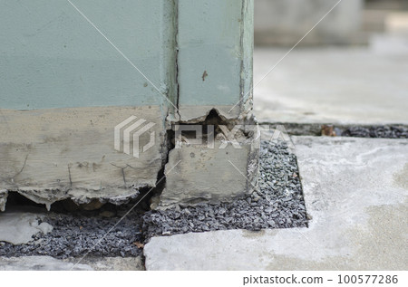 structure of the building has Collapse or cracks. structure of the building has Collapse or cracks. 100577286