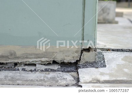structure of the building has Collapse or cracks. earthquake effect 100577287