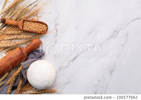 Wheat ears and wheat grains set up on marble background. Top view and copy space 100577662