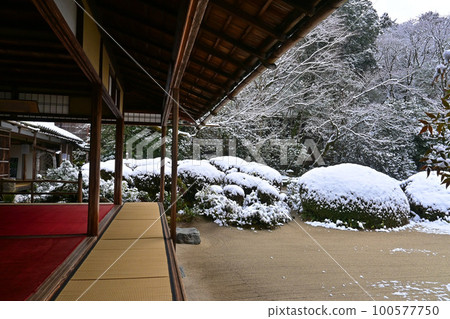 京都市 Shisendo Jozanji Temple 雪中的中國式花園 100577750