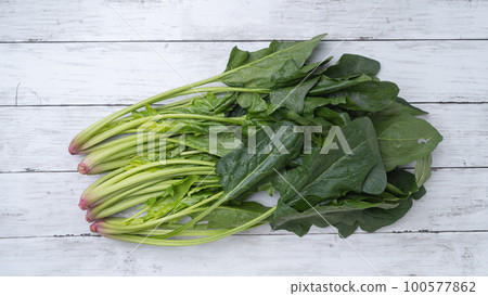 Spinach white wood grain background 100577862