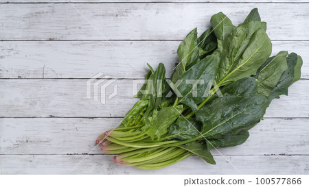 Spinach white wood grain background 100577866