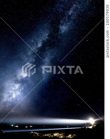 Shionomisaki Lighthouse and the Milky Way (Aburi-dashi Milky Way) 100579936