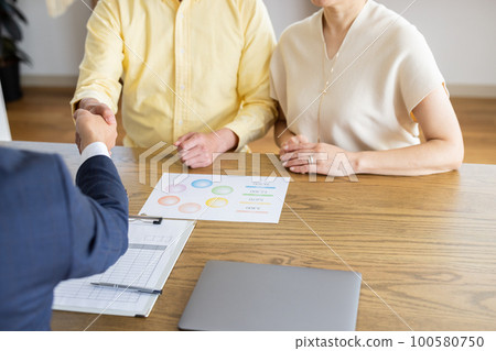 Senior couple and salesman Business negotiations Senior couple and salesman Business negotiations 100580750