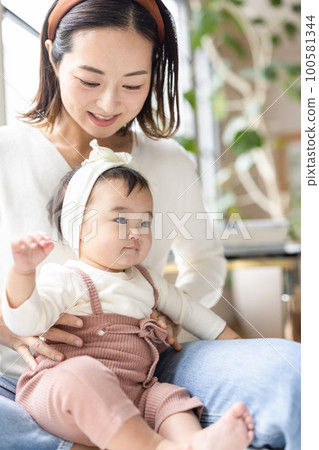 Baby and mother 100581344