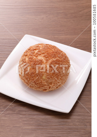 Cream puff 100581685