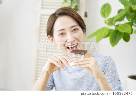 在家吃巧克力的女人 在家吃巧克力的女人 100582475