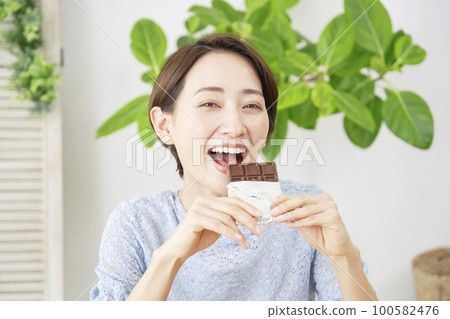 在家吃巧克力的女人 在家吃巧克力的女人 100582476