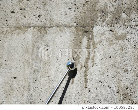 Percussive inspection of floating part of concrete wall 100583285