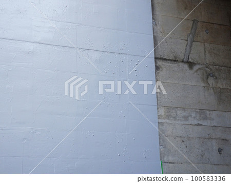 Exfoliation prevention paint was applied to the concrete outer wall, but the paint film in the burrow part swelled. Exfoliation prevention paint was applied to the concrete outer wall, but the paint film in the burrow part swelled. 100583336