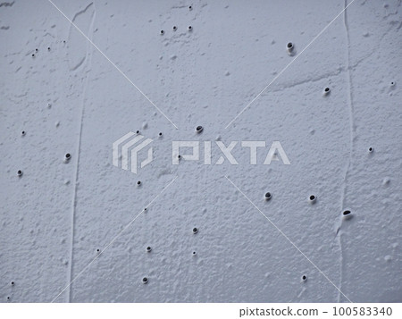 Exfoliation prevention paint was applied to the concrete outer wall, but the paint film in the burrow part swelled. Exfoliation prevention paint was applied to the concrete outer wall, but the paint film in the burrow part swelled. 100583340