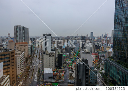 不斷發展的大城市名古屋站周圍的雨景 100584623