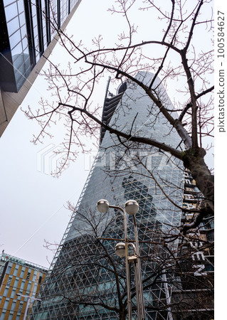 不斷發展的大城市名古屋站周圍的雨景 100584627