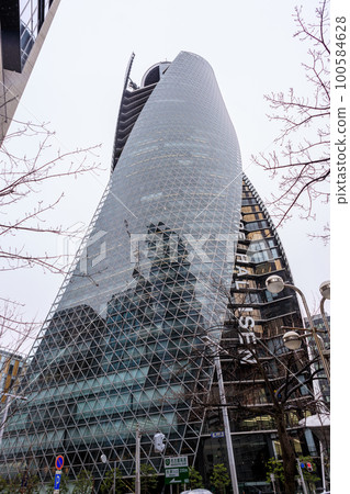 不斷發展的大城市名古屋站周圍的雨景 100584628