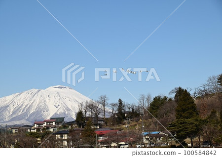 Mount Iwate seen from Takamatsu Pond Mount Iwate seen from Takamatsu Pond 100584842