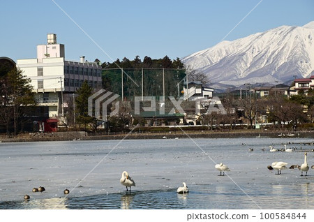 Mount Iwate seen from Takamatsu Pond Mount Iwate seen from Takamatsu Pond 100584844