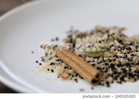 正宗的印度奶茶混合香料，含肉桂棒 100585893