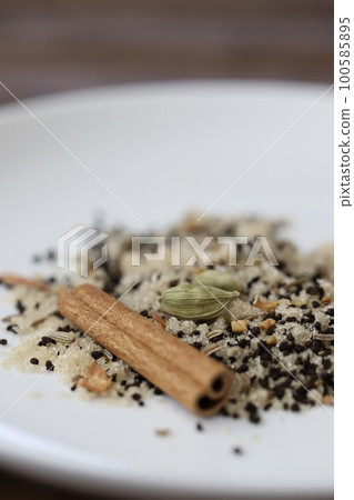 正宗的肉桂茶混合物 100585895