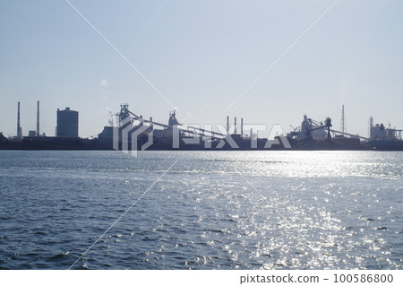 View of the steelworks in the Mizushima industrial area 100586800