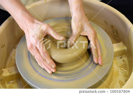 做陶瓷的婦女 100587804