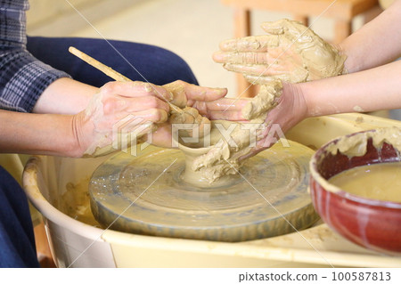 A woman doing ceramics A woman doing ceramics 100587813
