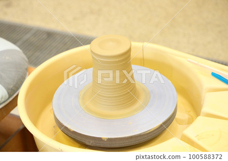 Before starting the pottery experience 100588372