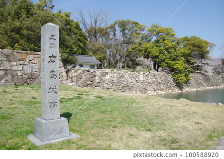 廣島城護城河和石碑 廣島城護城河和石碑 100588920