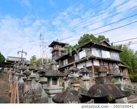 熊本市通往本妙寺的石階和石燈籠 熊本市通往本妙寺的石階和石燈籠 100589841