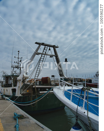 Fishing boats and shrimp boats in the old fishing port Fishing boats and shrimp boats in the old fishing port 100590277