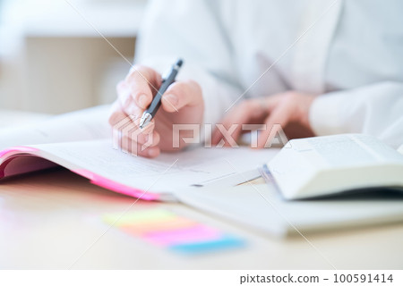 學習文本的女人的手 學習文本的女人的手 100591414