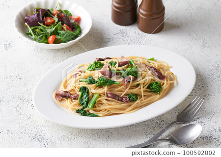 Firefly squid and green flower pasta 100592002