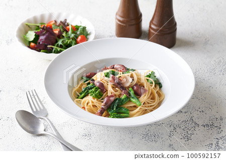 Firefly squid and green flower pasta 100592157