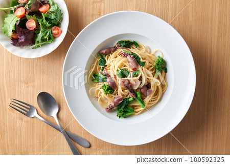 螢火蟲墨魚綠花意大利面 100592325