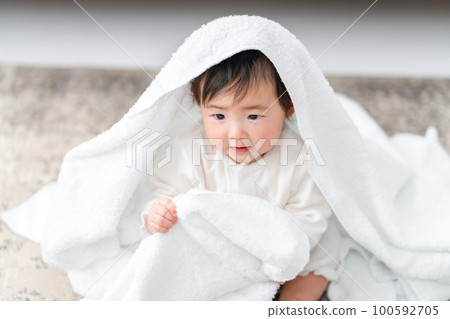 Baby playing with a towel 100592705