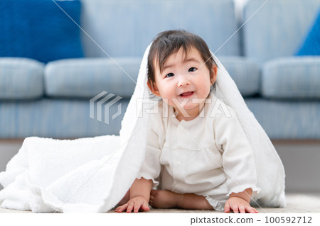 Baby playing with a towel 100592712