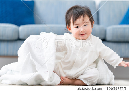 Baby playing with a towel 100592715