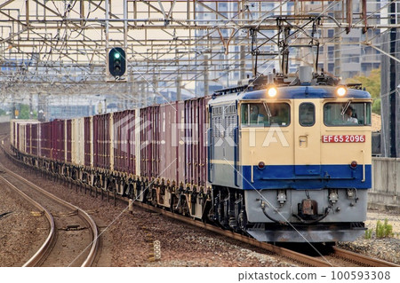 運行在東海道線上的EF65貨運列車 100593308