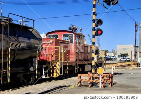 在四日市港線運行的太平洋水泥轉轍器和水泥車 100595909
