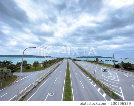 Mid-sea road @ Okinawa Mid-sea road @ Okinawa 100596529