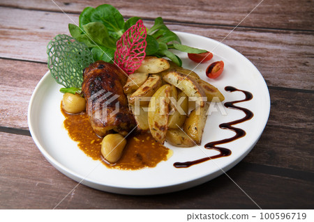 Recipe for boneless rolled chicken leg with potatoes and molasses-flavoured mache salad 100596719