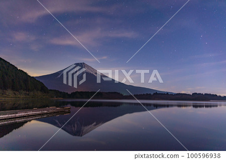 (Shizuoka Prefecture) Lake Tanuki, Upside-down Mt. Fuji, Starry Sky 100596938