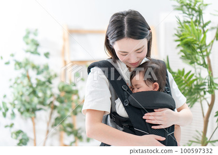 Parent and child child care hug Parent and child child care hug 100597332