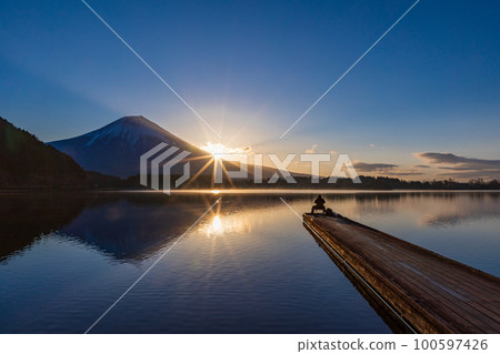 (靜岡縣)狸湖富士山日出垂釣者 (靜岡縣)狸湖富士山日出垂釣者 100597426