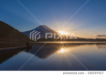 (Shizuoka Prefecture) Lake Tanuki Mt. Fuji Sunrise Angler 100597427