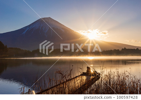 （靜岡縣）狸湖富士山日出垂釣者 100597428