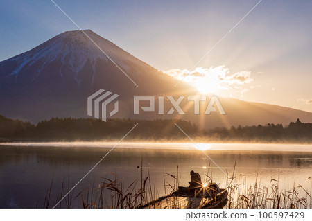 (靜岡縣)狸湖富士山日出垂釣者 (靜岡縣)狸湖富士山日出垂釣者 100597429