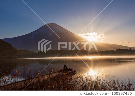 (Shizuoka Prefecture) Lake Tanuki Mt. Fuji Sunrise Angler (Shizuoka Prefecture) Lake Tanuki Mt. Fuji Sunrise Angler 100597430