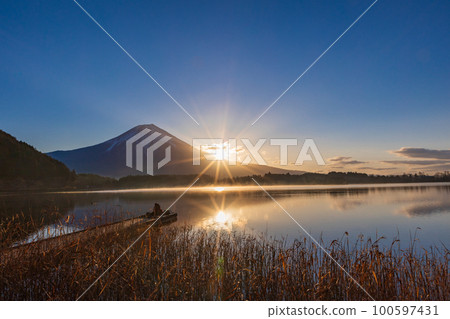 (Shizuoka Prefecture) Lake Tanuki Mt. Fuji Sunrise Angler 100597431