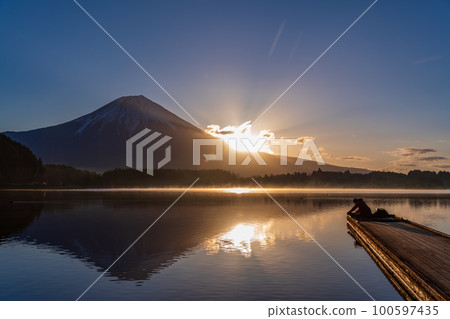 (Shizuoka Prefecture) Lake Tanuki Mt. Fuji Sunrise Angler 100597435